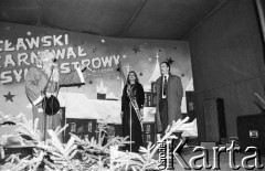 31.12.1990/1.01.1991, Wrocław, Polska.
Pierwsza zabawa sylwestrowa na Rynku, na scenie prezydent miasta Bogdan Zdrojewski.
Fot. Mieczysław Michalak, zbiory Ośrodka KARTA