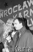 31.12.1990/1.01.1991, Wrocław, Polska.
Pierwsza zabawa sylwestrowa na Rynku. Prezydent miasta Bogdan Zdrojewski składa życzenia.
Fot. Mieczysław Michalak, zbiory Ośrodka KARTA