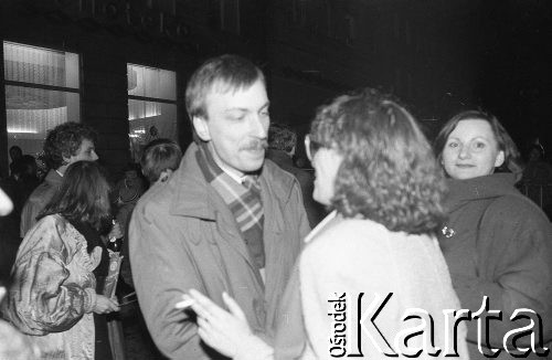 31.12.1990/1.01.1991, Wrocław, Polska.
Pierwsza zabawa sylwestrowa na Rynku. Na zdjęciu prezydent miasta Bogdan Zdrojewski i jego żona Barbara Zdrojewska (1. z prawej).
Fot. Mieczysław Michalak, zbiory Ośrodka KARTA