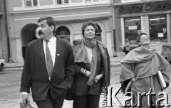 1990, Wrocław, Polska.
Wizyta minister kultury i sztuki Izabelli Cywińskiej (w środku), obok Włodzimierz Mękarski i Barbara Labuda. 
Fot. Mieczysław Michalak, zbiory Ośrodka KARTA