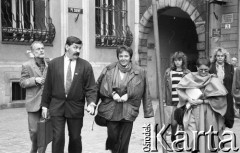 1990, Wrocław, Polska.
Wizyta minister kultury i sztuki Izabelli Cywińskiej (w środku), obok Włodzimierz Mękarski i Barbara Labuda, z tyłu Aleksander Labuda.
Fot. Mieczysław Michalak, zbiory Ośrodka KARTA