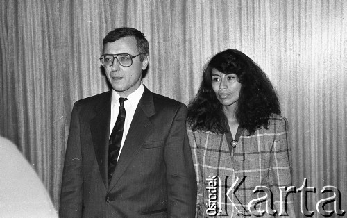 1990, Wrocław, Polska.
Kampania wyborcza przed wyborami prezydenckimi. Stanisław Tymiński z żoną Myrną Gracielą na Politechnice Wrocławskiej.
Fot. Mieczysław Michalak, zbiory Ośrodka KARTA
