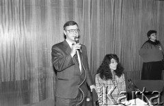 1990, Wrocław, Polska.
Kampania wyborcza przed wyborami prezydenckimi. Spotkanie z kandydatem na prezydenta Stanisławem Tymińskim na Politechnice Wrocławskiej. Obok żona Tymińskiego Myrna Graciela.
Fot. Mieczysław Michalak, zbiory Ośrodka KARTA