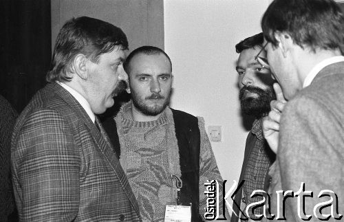 26-27.01.1991, Warszawa, Polska.
I Krajowy Zjazd Ruchu Obywatelskiego - Akcja Demokratyczna. Włodzimierz Mękarski, Wiesław Mielcarski, Paweł Kocięba-Żabski (od lewej) podczas przerwy w obradach.
Fot. Mieczysław Michalak, zbiory Ośrodka KARTA

