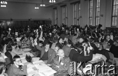 26-27.01.1991, Warszawa, Polska.
I Krajowy Zjazd Ruchu Obywatelskiego - Akcja Demokratyczna (ROAD). Głosowanie.
Fot. Mieczysław Michalak, zbiory Ośrodka KARTA