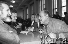 26-27.01.1991, Warszawa, Polska.
I Krajowy Zjazd Ruchu Obywatelskiego - Akcja Demokratyczna (ROAD). Od lewej: Bronisław Geremek, Piotr Nowina-Konopka, Aleksander Hall, Tadeusz Mazowiecki i Jacek Kuroń.
Fot. Mieczysław Michalak, zbiory Ośrodka KARTA
