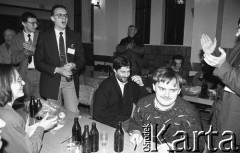 26-27.01.1991, Warszawa, Polska.
I Krajowy Zjazd Ruchu Obywatelskiego - Akcja Demokratyczna (ROAD). W środku siedzi Władysław Frasyniuk, 2. z lewej stoi Roman Traczyk.
Fot. Mieczysław Michalak, zbiory Ośrodka KARTA