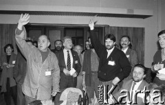 26-27.01.1991, Warszawa, Polska.
I Krajowy Zjazd Ruchu Obywatelskiego - Akcja Demokratyczna (ROAD). Z przodu stoją (od lewej): Jacek Kuroń, Ludwik Turko i Władysław Frasyniuk.
Fot. Mieczysław Michalak, zbiory Ośrodka KARTA