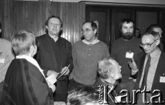 26-27.01.1991, Warszawa, Polska.
I Krajowy Zjazd Ruchu Obywatelskiego - Akcja Demokratyczna (ROAD). Od lewej: Barbara Labuda, Adam Michnik, Aleksander Smolar, NN, Jan Lityński, Aleksander Labuda (siedzi).
Fot. Mieczysław Michalak, zbiory Ośrodka KARTA