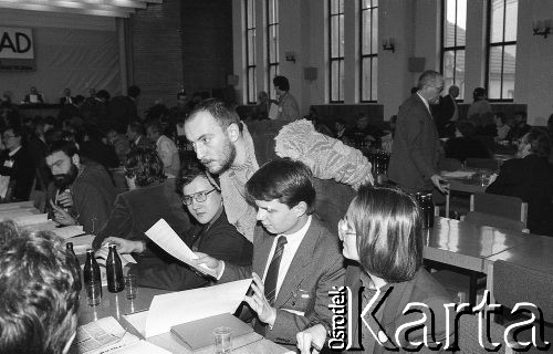 26-27.01.1991, Warszawa, Polska.
I Krajowy Zjazd Ruchu Obywatelskiego - Akcja Demokratyczna (ROAD). Wiesław Mielcarski (pochylony nad stołem) rozmawia z innymi delegatami.
Fot. Mieczysław Michalak, zbiory Ośrodka KARTA