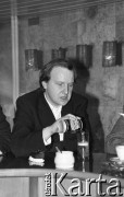 26-27.01.1991, Warszawa, Polska.
I Krajowy Zjazd Ruchu Obywatelskiego - Akcja Demokratyczna (ROAD). Aleksander Hall podczas przerwy w obradach.
Fot. Mieczysław Michalak, zbiory Ośrodka KARTA