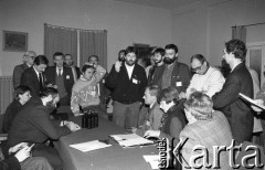 26-27.01.1991, Warszawa, Polska.
I Krajowy Zjazd Ruchu Obywatelskiego - Akcja Demokratyczna (ROAD). Przerwa w obradach, w środku stoi Władysław Frasyniuk i Paweł Kocięba-Żabski.
Fot. Mieczysław Michalak, zbiory Ośrodka KARTA