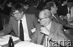 26-27.01.1991, Warszawa, Polska.
Andrzej Celiński (z lewej) na I Krajowym Zjeździe Ruchu Obywatelskiego - Akcja Demokratyczna (ROAD).
Fot. Mieczysław Michalak, zbiory Ośrodka KARTA