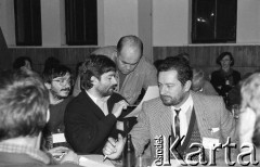 26-27.01.1991, Warszawa, Polska.
I Krajowy Zjazd Ruchu Obywatelskiego - Akcja Demokratyczna (ROAD). Władysław Frasyniuk rozmawia z Jackiem Kuroniem, obok siedzi Andrzej Jamrozek (1. z prawej).
Fot. Mieczysław Michalak, zbiory Ośrodka KARTA