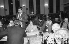 26-27.01.1991, Warszawa, Polska.
I Krajowy Zjazd Ruchu Obywatelskiego - Akcja Demokratyczna (ROAD), stoi Włodzimierz Mękarski, pochylony Paweł Kocięba-Żabski, 1. z prawej Wiesław Mielcarski. 
Fot. Mieczysław Michalak, zbiory Ośrodka KARTA