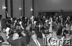 26-27.01.1991, Warszawa, Polska.
I Krajowy Zjazd Ruchu Obywatelskiego - Akcja Demokratyczna (ROAD). Głosowanie.
Fot. Mieczysław Michalak, zbiory Ośrodka KARTA