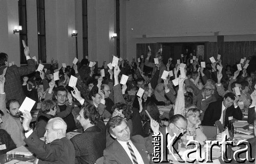 26-27.01.1991, Warszawa, Polska.
I Krajowy Zjazd Ruchu Obywatelskiego - Akcja Demokratyczna (ROAD). Głosowanie.
Fot. Mieczysław Michalak, zbiory Ośrodka KARTA