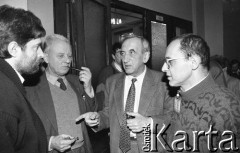 26-27.01.1991, Warszawa, Polska.
I Krajowy Zjazd Ruchu Obywatelskiego - Akcja Demokratyczna (ROAD). Przerwa w obradach, od lewej: Władysław Frasyniuk, Andrzej Wielowieyski, Tadeusz Mazowiecki, NN.
Fot. Mieczysław Michalak, zbiory Ośrodka KARTA