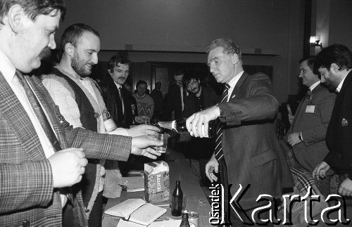 26-27.01.1991, Warszawa, Polska.
I Krajowy Zjazd Ruchu Obywatelskiego - Akcja Demokratyczna (ROAD). Ludwik Turko (z prawej), Włodzimierz Mękarski i Wiesław Mielcarski (z prawej) podczas przerwy w obradach.
Fot. Mieczysław Michalak, zbiory Ośrodka KARTA