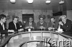 26-27.01.1991, Warszawa, Polska.
I Krajowy Zjazd Ruchu Obywatelskiego - Akcja Demokratyczna (ROAD). Piotr Nowina-Konopka, Aleksander Hall, Tadeusz Mazowiecki, Aleksander Smolar, Bronisław Geremek, Jerzy Turowicz (od lewej) podczas przerwy w obradach.
Fot. Mieczysław Michalak, zbiory Ośrodka KARTA