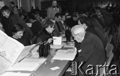 26-27.01.1991, Warszawa, Polska.
I Krajowy Zjazd Ruchu Obywatelskiego - Akcja Demokratyczna (ROAD). Z prawej siedzi Jerzy turowicz.
Fot. Mieczysław Michalak, zbiory Ośrodka KARTA