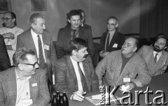 26-27.01.1991, Warszawa, Polska.
I Krajowy Zjazd Ruchu Obywatelskiego - Akcja Demokratyczna (ROAD). Siedzą m.in. Włodzimierz Mękarski (2. z lewej) i Jacek Kuroń (3. z lewej), stoją Marek Edelman (2. z lewej) i Jan Lityński (1. z prawej).
Fot. Mieczysław Michalak, zbiory Ośrodka KARTA