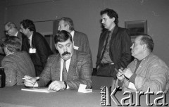 26-27.01.1991, Warszawa, Polska.
I Krajowy Zjazd Ruchu Obywatelskiego - Akcja Demokratyczna (ROAD). Z prawej siedzi Jacek Kuroń, w środku Włodzimierz Mękarski, za nim stoi Marek Edelman.
Fot. Mieczysław Michalak, zbiory Ośrodka KARTA