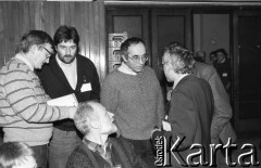 26-27.01.1991, Warszawa, Polska.
I Krajowy Zjazd Ruchu Obywatelskiego - Akcja Demokratyczna (ROAD). Aleksander Smolar rozmawia z Janem Lityńskim, obok stoi Władysław Frasyniuk, siedzi Aleksander Labuda.
Fot. Mieczysław Michalak, zbiory Ośrodka KARTA