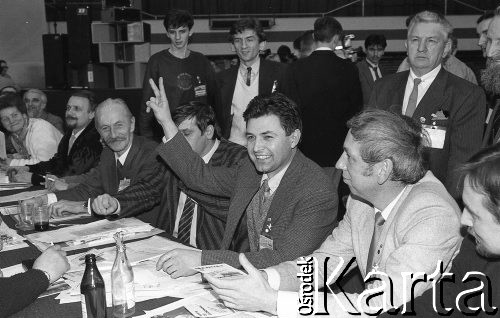 23-24.02.1991, Gdańsk, Polska.
Marian Krzaklewski (z uniesioną reką) podczas obrad III Krajowego Zjazdu Delegatów NSZZ 