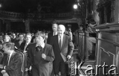1991, Wrocław, Polska.
Premier Jan Krzysztof Bielecki podczas spotkania z młodzieżą akademicką i wykładowcami Uniwersytetu Wrocławskiego w Auli Leopoldyńskiej.
Fot. Mieczysław Michalak, zbiory Ośrodka KARTA