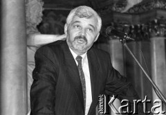 1991, Wrocław, Polska.
Premier Jan Krzysztof Bielecki podczas spotkania z młodzieżą akademicką i wykładowcami Uniwersytetu Wrocławskiego w Auli Leopoldyńskiej.
Fot. Mieczysław Michalak, zbiory Ośrodka KARTA