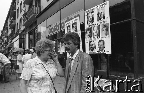 1991, Wrocław, Polska.
Kampania wyborcza przed wyborami do parlamentu. Stanisław Huskowski podczas wiecu wyborczego Unii Demokratycznej.
Fot. Mieczysław Michalak, zbiory Ośrodka KARTA