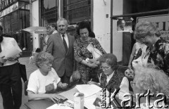 1991, Wrocław, Polska.
Kampania wyborcza przed wyborami do parlamentu. Wiec wyborczy Unii Demokratycznej.
Fot. Mieczysław Michalak, zbiory Ośrodka KARTA