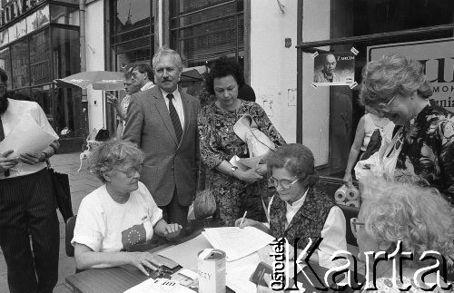 1991, Wrocław, Polska.
Kampania wyborcza przed wyborami do parlamentu. Wiec wyborczy Unii Demokratycznej.
Fot. Mieczysław Michalak, zbiory Ośrodka KARTA