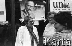1991, Wrocław, Polska.
Kampania wyborcza przed wyborami do parlamentu. Kandydatka na posłankę Barbara Labuda podczas wiecu wyborczego Unii Demokratycznej.
Fot. Mieczysław Michalak, zbiory Ośrodka KARTA