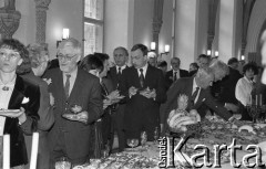 1991, Wrocław, Polska.
Uroczyste przyjęcie w ratuszu z okazji wizyty Ryszarda Kaczorowskiego, prezydenta RP na uchodźstwie w latach 1989-1990. W środku prezydent Wrocławia Bogdan Zdrojewski.
Fot. Mieczysław Michalak, zbiory Ośrodka KARTA