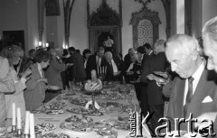 1991, Wrocław, Polska.
Uroczyste przyjęcie w ratuszu z okazji wizyty Ryszarda Kaczorowskiego, prezydenta RP na uchodźstwie w latach 1989-1990 (w głębi). 
Fot. Mieczysław Michalak, zbiory Ośrodka KARTA