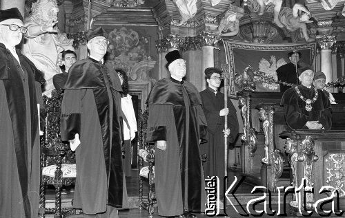 1991, Wrocław, Polska.
Uroczystość nadania Ryszardowi Kaczorowskiemu, prezydentowi RP na uchodźstwie w latach 1989-1990 (w środku), tytułu doktora honoris causa Uniwersytetu Wrocławskiego.
Fot. Mieczysław Michalak, zbiory Ośrodka KARTA
