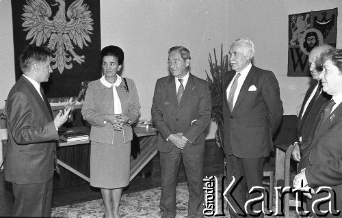 1991, Wrocław, Polska.
Wizyta Ryszarda Kaczorowskiego, prezydenta RP na uchodźstwie w latach 1989-1990 (3. z prawej). Spotkanie w ratuszu, 1. z lewej Stanisław Miękisz, 2. z lewej żona R. Komorowskiego, Karolina Komorowska.
Fot. Mieczysław Michalak, zbiory Ośrodka KARTA