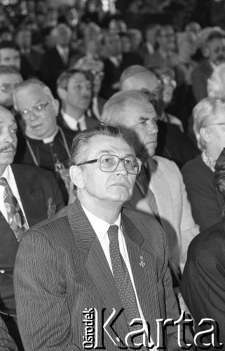 1991, Wrocław, Polska.
Leszek Moczulski podczas uroczystości nadania Ryszardowi Kaczorowskiemu, prezydentowi RP na uchodźstwie w latach 1989-1990, tytułu doktora honoris causa Uniwersytetu Wrocławskiego.
Fot. Mieczysław Michalak, zbiory Ośrodka KARTA