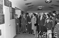 1991, Wrocław, Polska.
Ryszard Kaczorowski, prezydentowi RP na uchodźstwie w latach 1989-1990, z żoną Karoliną podczas wizyty w kościele pw. św. Klemensa Dworzaka przy Alei Pracy.
Fot. Mieczysław Michalak, zbiory Ośrodka KARTA