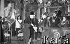 1991, Wrocław, Polska.
Uroczystość nadania Ryszardowi Kaczorowskiemu, prezydentowi RP na uchodźstwie w latach 1989-1990, tytułu doktora honoris causa Uniwersytetu Wrocławskiego.
Fot. Mieczysław Michalak, zbiory Ośrodka KARTA