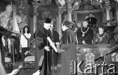 1991, Wrocław, Polska.
Uroczystość nadania Ryszardowi Kaczorowskiemu, prezydentowi RP na uchodźstwie w latach 1989-1990, tytułu doktora honoris causa Uniwersytetu Wrocławskiego.
Fot. Mieczysław Michalak, zbiory Ośrodka KARTA