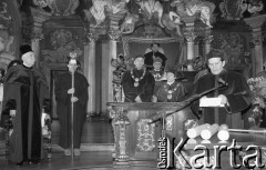 1991, Wrocław, Polska.
Uroczystość nadania Ryszardowi Kaczorowskiemu, prezydentowi RP na uchodźstwie w latach 1989-1990, tytułu doktora honoris causa Uniwersytetu Wrocławskiego.
Fot. Mieczysław Michalak, zbiory Ośrodka KARTA