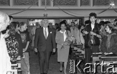 1991, Wrocław, Polska.
Ryszard Kaczorowski, prezydent RP na uchodźstwie w latach 1989-1990, z żoną Karoliną podczas wizyty  w kościele pw. św. Klemensa Dworzaka przy Alei Pracy.
Fot. Mieczysław Michalak, zbiory Ośrodka KARTA