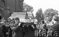 Maj 1992, Wrocław, Polska.
Pogrzeb Andrzeja Waligórskiego - satyryka i dziennikarza. Wyprowadzenie trumny z kościoła.
Fot. Mieczysław Michalak, zbiory Ośrodka KARTA