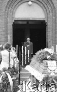 Maj 1992, Wrocław, Polska.
Pogrzeb Andrzeja Waligórskiego - satyryka i dziennikarza. Trumna przed kościołem, przemawia Krzysztof Turkowski.
Fot. Mieczysław Michalak, zbiory Ośrodka KARTA