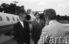 29.06.1992, Wrocław, Polska.
Wizyta Zbigniewa Brzezińskiego byłego doradcy prezydenta USA ds. bezpieczeństwa narodowego. Powitanie na lotnisku przez prezydenta miasta Bogdana Zdrojewskiego.
Fot. Mieczysław Michalak, zbiory Ośrodka KARTA