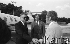 29.06.1992, Wrocław, Polska.
Wizyta Zbigniewa Brzezińskiego byłego doradcy prezydenta USA ds. bezpieczeństwa narodowego. Powitanie na lotnisku przez prezydenta miasta Bogdana Zdrojewskiego.
Fot. Mieczysław Michalak, zbiory Ośrodka KARTA