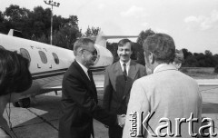29.06.1992, Wrocław, Polska.
Wizyta Zbigniewa Brzezińskiego byłego doradcy prezydenta USA ds. bezpieczeństwa narodowego. Powitanie na lotnisku przez prezydenta miasta Bogdana Zdrojewskiego.
Fot. Mieczysław Michalak, zbiory Ośrodka KARTA